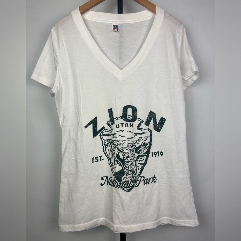 Royal Apparel White Zion National Park Short Sleeve V-Neck T-Shirt‎